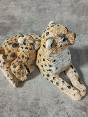 Spotted Cheetah Mother & Cub Figurine - Neutral Tones